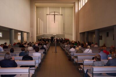 Kirchenraum mit Publikum und accordimento im Kirchenchor