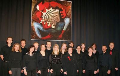 Gruppenbild von accordimento mit modernem Gemälde eines Akkordeons im Hintergrund