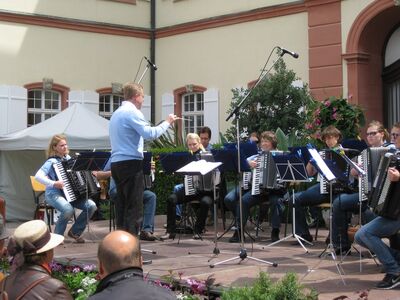 Nahaufnahme von Dirigent und Orchester accordimento