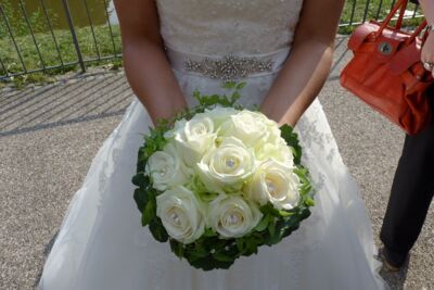 Brautstrauß aus weißen Rosen