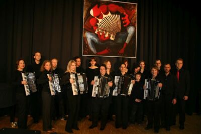 Gruppenbild von accordimento mit modernem Gemälde eines Akkordeons im Hintergrund