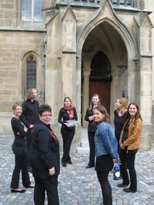 Spielerinnen und Spieler vor der Martinskirche