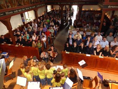 Auftritt Kionderchor mit Akkordeonbegleitung