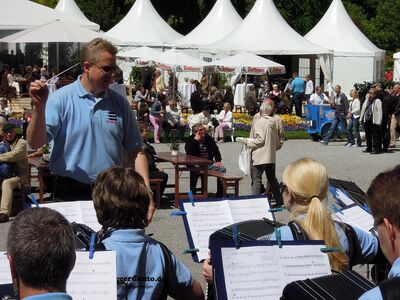 Nahaufahme Orchestersicht mit usnerem Dirigenten