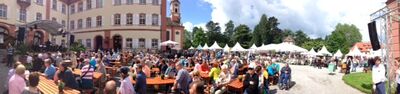 Panoramabild des Inselfests mit zahlreichen Gästen vor der Bühne