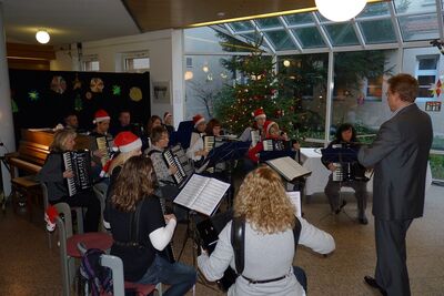 Orchester accordimento spielt im Foyer mit Nikolausmützen