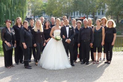 Gruppenbild Brautpaar und accordimento am Feuersee in Stuttgart