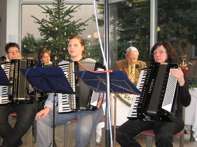 Die zweite Stimme lauscht einer Weihnachtsgeschichte