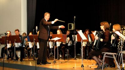 Dirigent Andrej Baumgard gibt den Einsatz