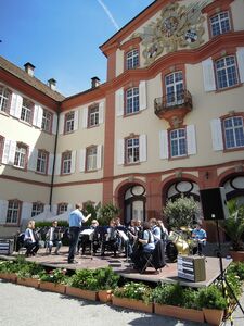 accordimento spielt auf der Insel Mainau mit dem Schloß im Hintergrund