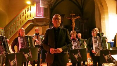 Digirigent und Orchester ernten stehend den Applaus