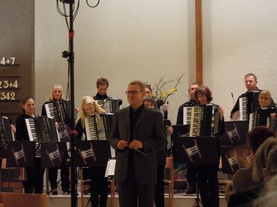 Nahaufnahme Dirigent und Orchester