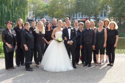 Gruppenbild Brautpaar und accordimento am Feuersee in Stuttgart