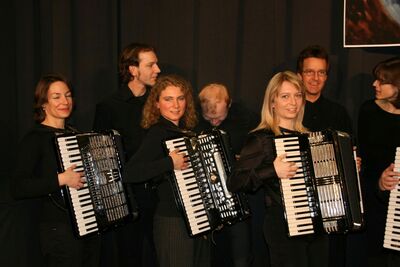 Nahaufnahme Spielerinnen und Spieler stehend