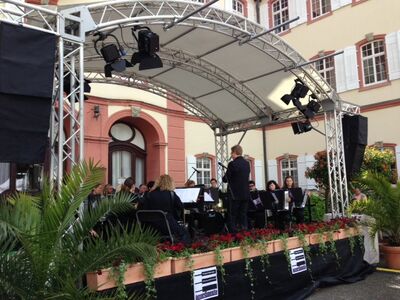 accordimento auf der überdachten Bühne im Schloßhof
