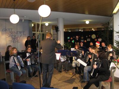 Das Akkordeon-Orchester accordimento im Foyer des Karl-Olga-Krankenhaus